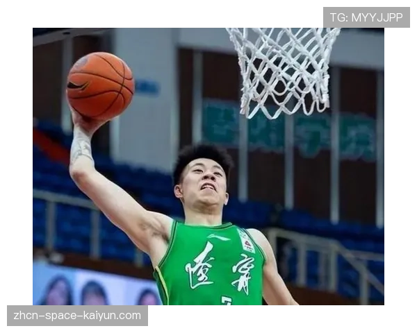 张镇麟隔扣对手后对着镜头怒吼，点燃主场球迷激情